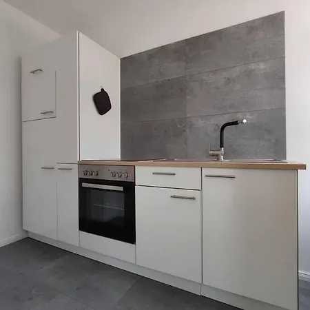 50 Qm Ferienwohnung Fuer 3 Personen, Monteure Oder Geschaeftsreisende, 400 M Bis Lokschuppen, Smart-Tv, Wlan, Lidl Fusslaeufig Erreichbar *