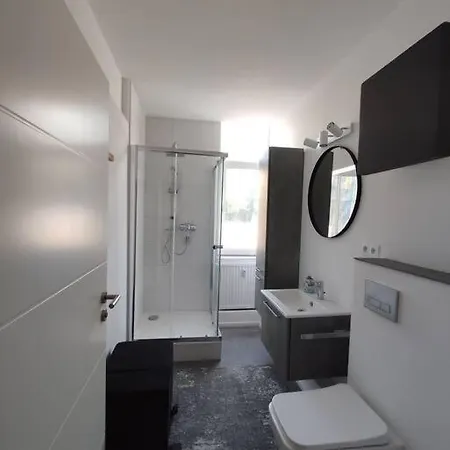 50 Qm Ferienwohnung Fuer 3 Personen, Monteure Oder Geschaeftsreisende, 400 M Bis Lokschuppen, Smart-Tv, Wlan, Lidl Fusslaeufig Erreichbar *