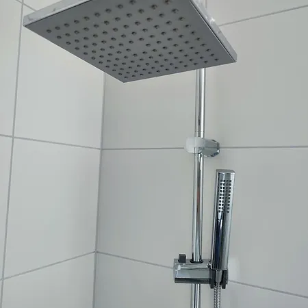 50 Qm Ferienwohnung Fuer 3 Personen, Monteure Oder Geschaeftsreisende, 400 M Bis Lokschuppen, Smart-Tv, Wlan, Lidl Fusslaeufig Erreichbar *