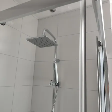50 Qm Ferienwohnung Fuer 3 Personen, Monteure Oder Geschaeftsreisende, 400 M Bis Lokschuppen, Smart-Tv, Wlan, Lidl Fusslaeufig Erreichbar Bielefeld
