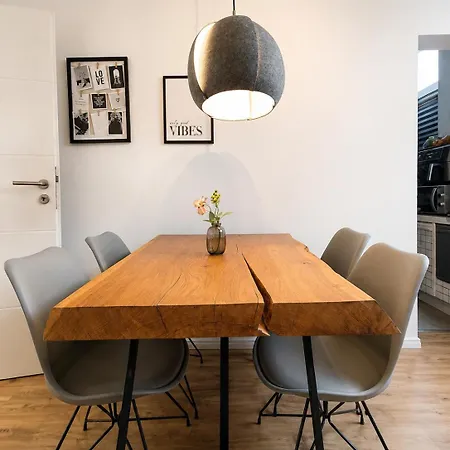 50 Qm Für 3 Personen, Monteure Oder Geschäftsreisende, 400 M Bis Lokschuppen, Smart-tv, Wlan, Lidl Fußläufig Erreichbar *